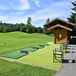 Le Manoir Du Golf Bed and Breakfast 4*